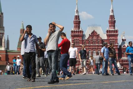 Москва. Люди гуляют по Красной площади.