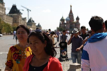 Москва. Люди гуляют по Красной площади.