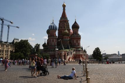 Москва. Люди гуляют по Красной площади.