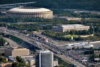 Москва. Вид на Олимпийский комплекс `Лужники` и мост Лужники.