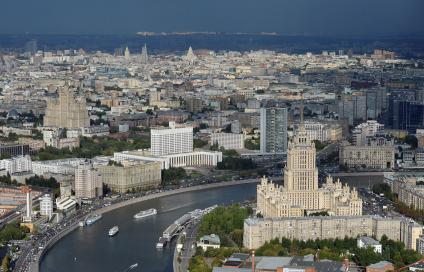 Москва. Вид на Жилой дом на Кудринской площади (слева), Дом правительства РФ (Белый дом), здание правительства Москвы (бывшее здание Совета экономической взаимопомощи (СЭВ) - (дом-книжка) и гостиница `Рэдиссон Ройал -Рэдиссон-Московская` (бывшая `Украина`) (справа).