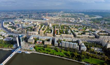 Москва. Вид на мост `Багратион` и набережную Тараса Шевченко.