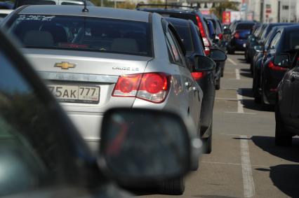 Москва.  Перехватывающая парковка у станции метро `Выхино`.