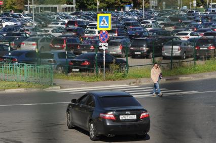 Москва.  Перехватывающая парковка у станции метро `Выхино`.