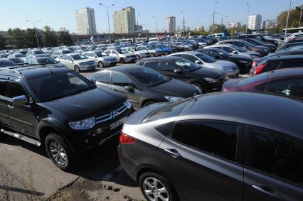 Москва.  Перехватывающая парковка у станции метро `Выхино`.