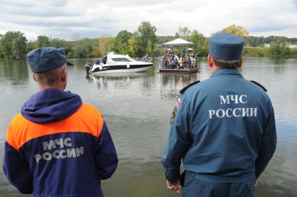 Московская область. Паломники на переправе через Москва-реку во время Елизаветинского крестного хода.