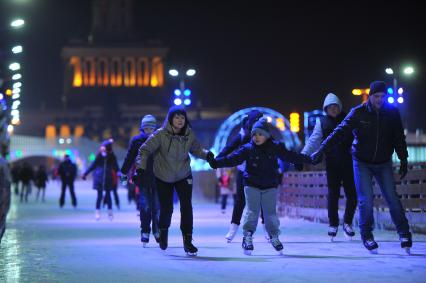 Москва. На ВДНХ открылся самый большой каток в городе.