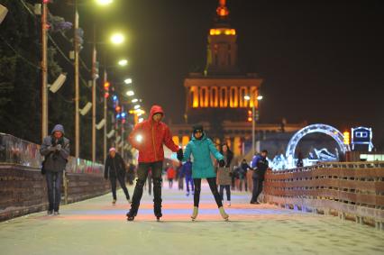 Москва. На ВДНХ открылся самый большой каток в городе.