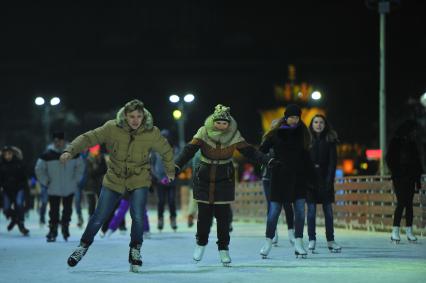 Москва. На ВДНХ открылся самый большой каток в городе.