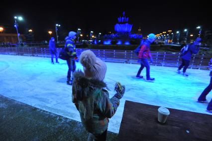 Москва. На ВДНХ открылся самый большой каток в городе.