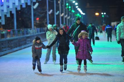 Москва. На ВДНХ открылся самый большой каток в городе.