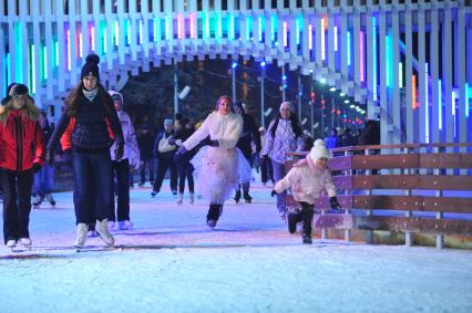 Москва. На ВДНХ открылся самый большой каток в городе.