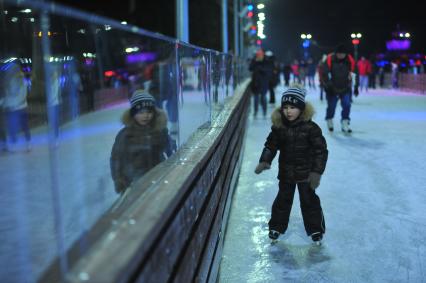 Москва. На ВДНХ открылся самый большой каток в городе.