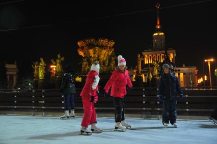 Москва. На ВДНХ открылся самый большой каток в городе.