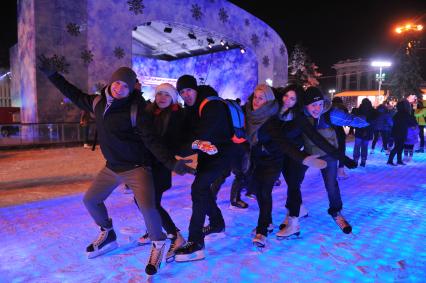 Москва. На ВДНХ открылся самый большой каток в городе.