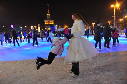 Москва. На ВДНХ открылся самый большой каток в городе.