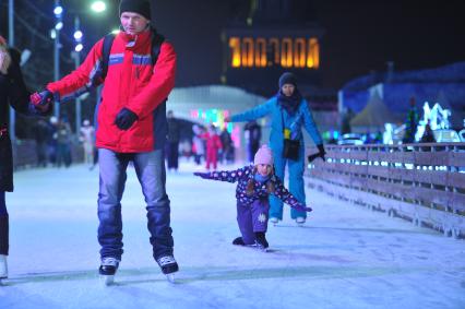 Москва. На ВДНХ открылся самый большой каток в городе.