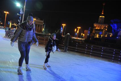 Москва. На ВДНХ открылся самый большой каток в городе.