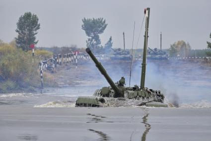 Свердловская область. Еланский гарнизон. Танк Т-72Б с оборудованием для подводного вождения преодолевает водную преграду на вододроме танкового полигона.