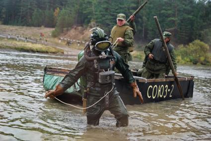 Свердловская область. Еланский гарнизон. Военный водолаз готовый к эвакуации танкистов из заглохшего под водой танка на вододроме танкового полигона.