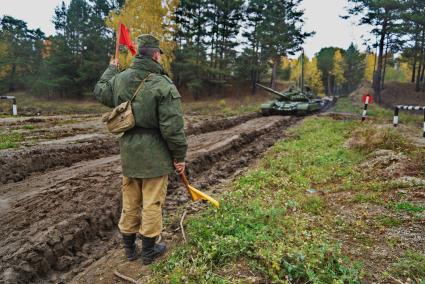 Свердловская область. Еланский гарнизон. Танк Т-72Б с оборудованием для подводного вождения на вододроме танкового полигона.