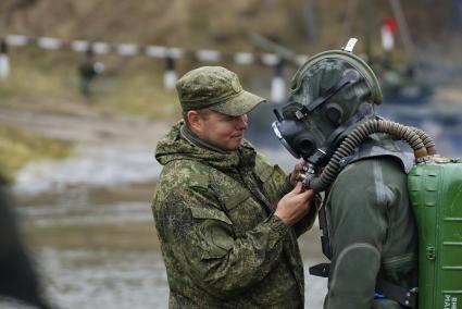 Свердловская область. Еланский гарнизон. Военный водолаз готовый к эвакуации танкистов из заглохшего под водой танка на вододроме танкового полигона.