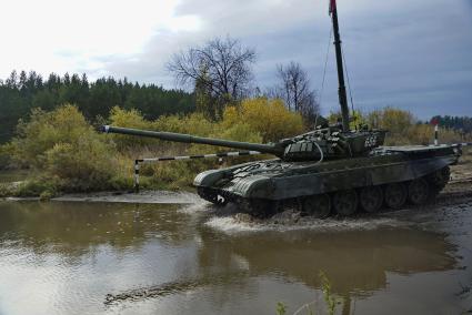 Свердловская область. Еланский гарнизон. Танк Т-72Б с оборудованием для подводного вождения на вододроме танкового полигона.