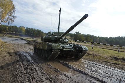 Свердловская область. Еланский гарнизон. Танк Т-72Б с оборудованием для подводного вождения на вододроме танкового полигона.