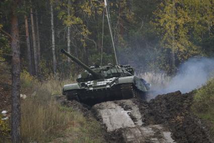 Свердловская область. Еланский гарнизон. Танк Т-72Б с оборудованием для подводного вождения на вододроме танкового полигона.