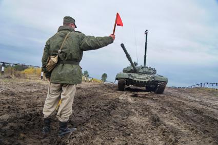 Свердловская область. Еланский гарнизон. Танк Т-72Б с оборудованием для подводного вождения на вододроме танкового полигона.