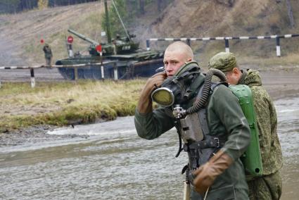 Свердловская область. Еланский гарнизон. Военный водолаз готовый к эвакуации танкистов из заглохшего под водой танка на вододроме танкового полигона.