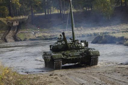 Свердловская область. Еланский гарнизон. Танк Т-72Б с оборудованием для подводного вождения на вододроме танкового полигона.