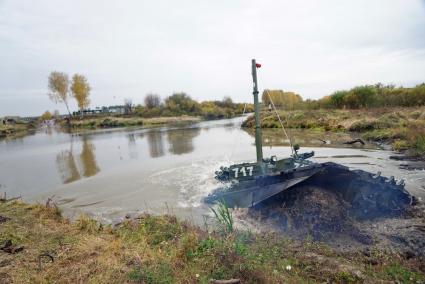 Свердловская область. Еланский гарнизон. Танк Т-72Б с оборудованием для подводного вождения преодолевает водную преграду на вододроме танкового полигона.