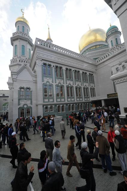 Москва.  Мусульмане в день праздника жертвоприношения Курбан-Байрам у Московской Соборной мечети.