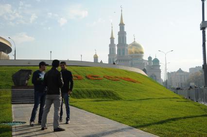 Москва.  Мусульмане в день праздника жертвоприношения Курбан-Байрам у Московской Соборной мечети на Проспекте Мира.