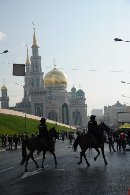 Москва. Конная полиция в день праздника жертвоприношения Курбан-Байрам у Московской Соборной мечети на Проспекте Мира.