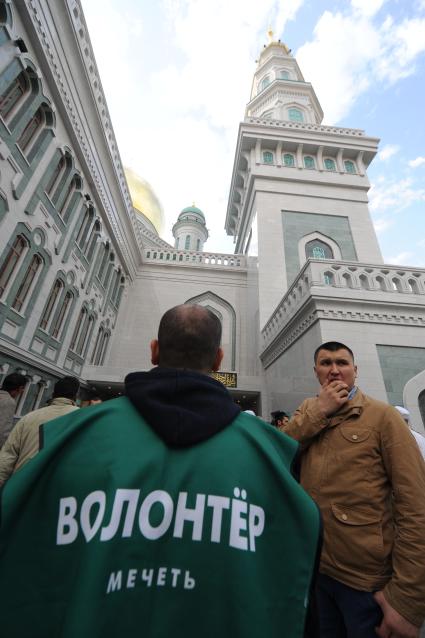 Москва.  Мусульмане в день праздника жертвоприношения Курбан-Байрам у Московской Соборной мечети.