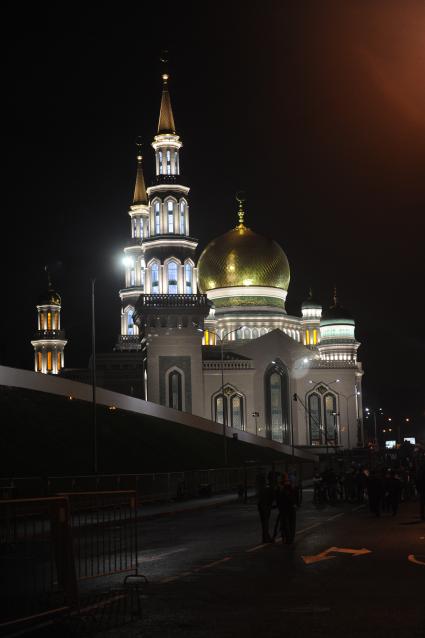 Москва.    Московская соборная мечеть после полной реконструкции на Проспекте Мира.