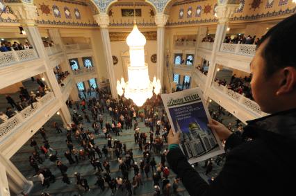 Москва.  Мусульмане в день праздника жертвоприношения Курбан-Байрам в Московской Соборной мечети.