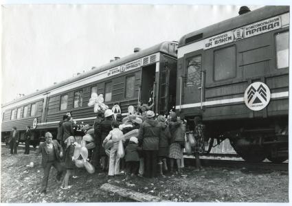 Иркутская область. п.Улькан. 1982г. Дети заходят в вагон- клуб агитпоезда `Комсомольская правда`для просмотра кинофильма.