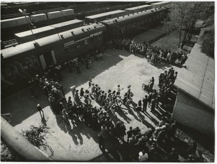 Амурская область. Сентябрь, 1975г. Митинг на станции на пути к БАМу.