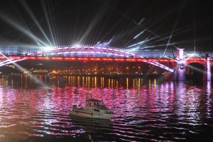 Москва. Световое шоу на Андреевском мосту во время церемонии открытия V Московского международного фестиваля `Круг света` на Фрунзенской набережной.