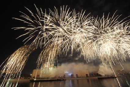 Москва. Фейерверк во время мультимедийного светового шоу `В Городе света` на церемонии открытия V Московского международного фестиваля `Круг света` на Фрунзенской набережной.