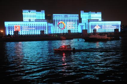 Москва. Мультимедийное световое шоу `В Городе света` на фасаде здания Министерства обороны во время церемонии открытия V Московского международного фестиваля `Круг света` на Фрунзенской набережной.