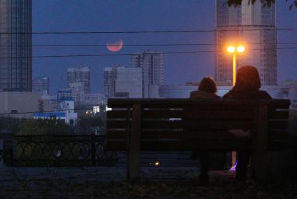 Екатеринбург. Астрономическое явление `суперлуние` - момент максимального сближения Земли и Луны, совпавшее с лунным затмением.