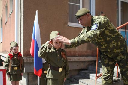 Ставрополь. Дети в форме времен Великой Отечественной войны во время проведения военно-патриотического мероприятия `Зарничка` в детском саду.