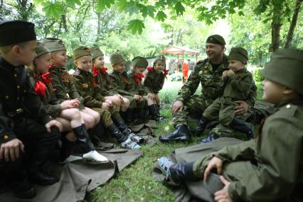 Ставрополь. Дети в форме времен Великой Отечественной войны слушают лекцию во время проведения военно-патриотического мероприятия `Зарничка` в детском саду.