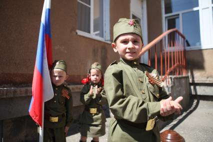 Ставрополь. Дети в форме времен Великой Отечественной войны во время проведения военно-патриотического мероприятия `Зарничка` в детском саду.