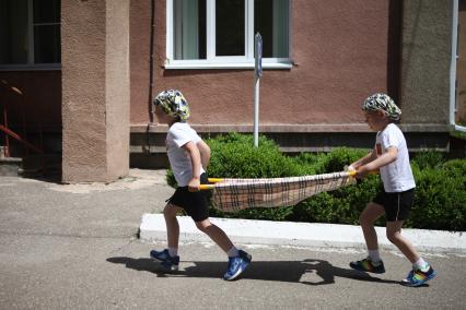 Ставрополь. Дети учатся оказывать первую медицинскую помощь во время проведения военно-патриотического мероприятия `Зарничка` в детском саду.