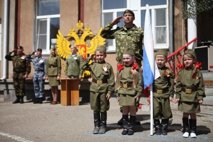 Ставрополь. Дети в форме времен Великой Отечественной войны во время проведения военно-патриотического мероприятия `Зарничка` в детском саду.